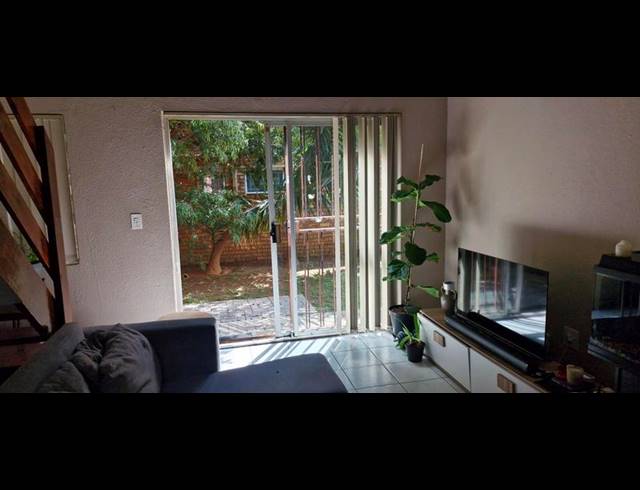 3 BEDROOM APARTMENT FOR SALE IN WILGEHEUWEL